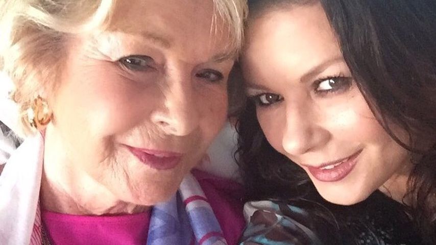 Mit zärtlichem Selfie: Catherine Zeta-Jones gratuliert Mama