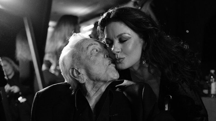 "Vermisse dich": Catherine Zeta-Jones gedenkt Kirk Douglas