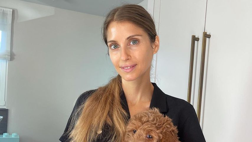 Cathy Hummels mit ihrem Welpen