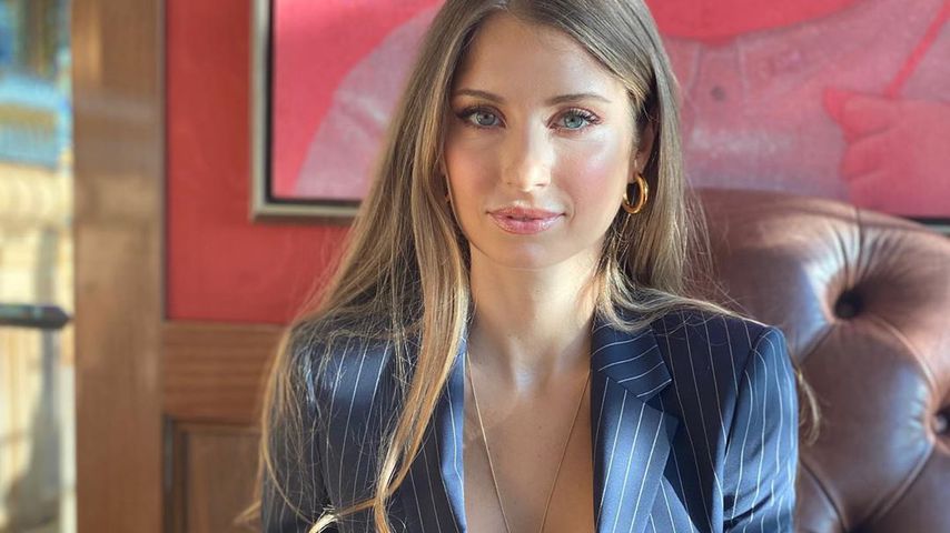 Cathy Hummels gewährt auf der Fashion Week tiefe Einblicke!