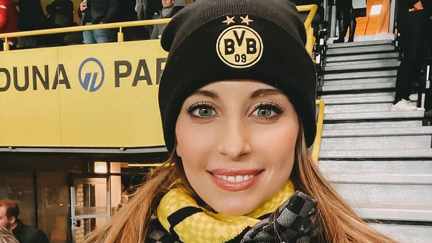 Cathy Hummels bei einem Fußballspiel von ihrem Mann Mats