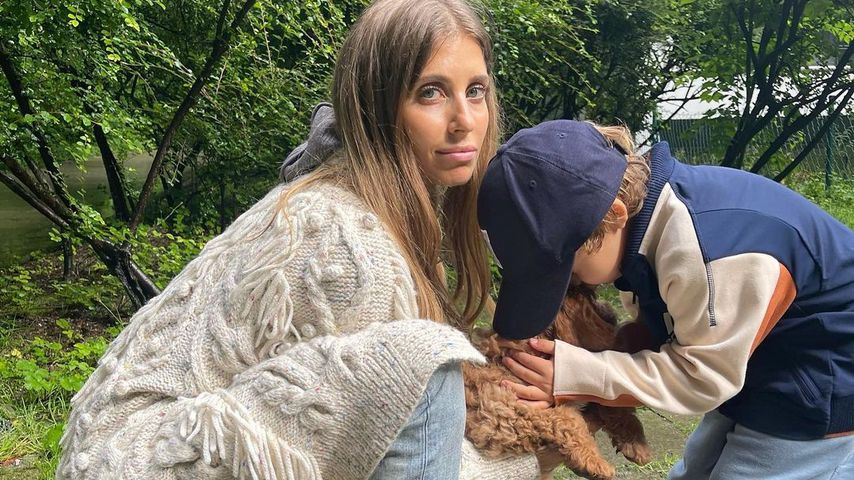 Cathy Hummels mit ihrem Hund Moon und ihrem Sohn Ludwig
