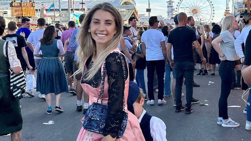 Cathy Hummels mit ihrem Sohn Ludwig auf der Wiesn, Oktober 2023
