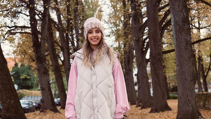 Cathy Hummels mit ihrem Hund auf einem Herbstspaziergang