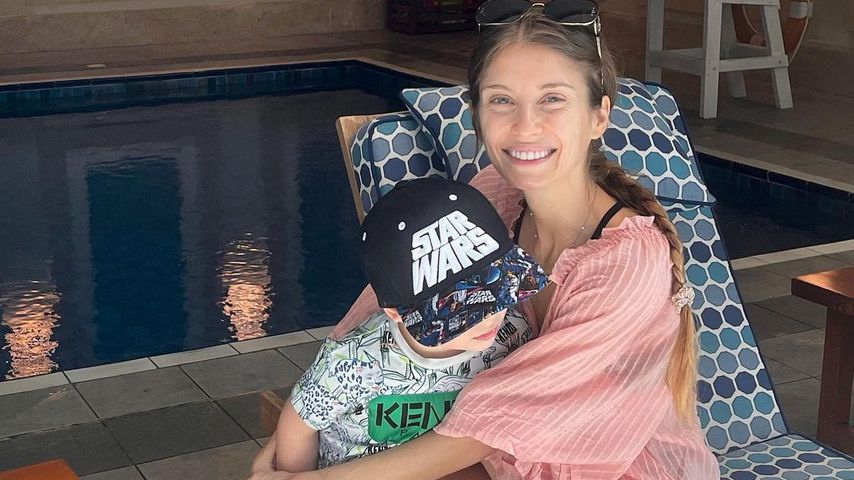 Cathy Hummels freut sich: Sohn Ludwig (3) lernt schwimmen!