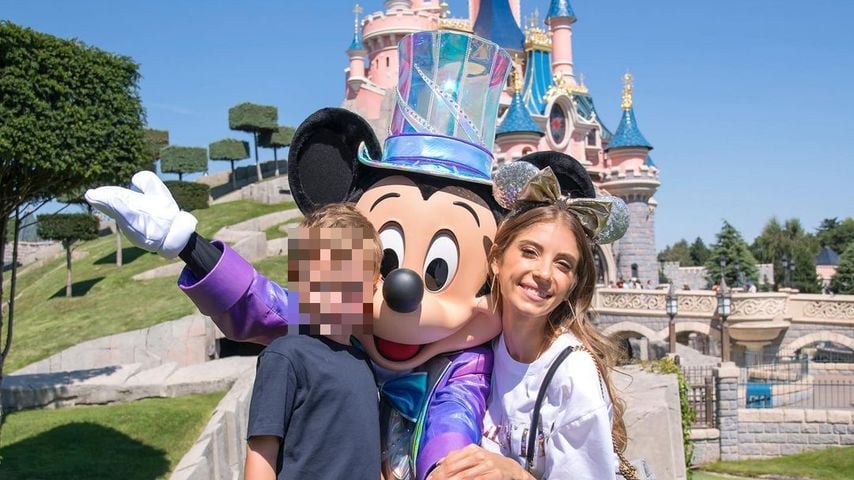 Cathy Hummels und ihr Sohn Ludwig im Disneyland im August 2022