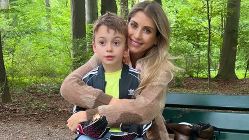Cathy Hummels mit ihrem Sohn Ludwig Hummels im Mai 2023