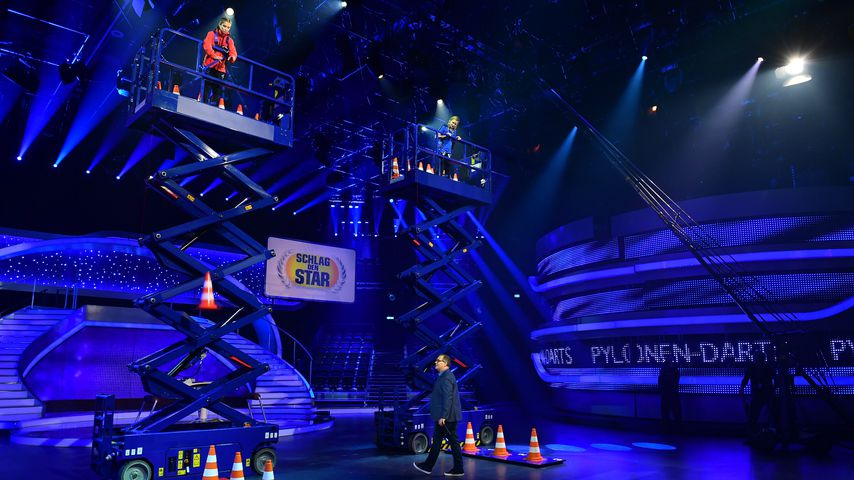 Cathy Hummels und Stefanie Hertel im Spiel "Pylonen-Darts" bei "Schlag den Star"