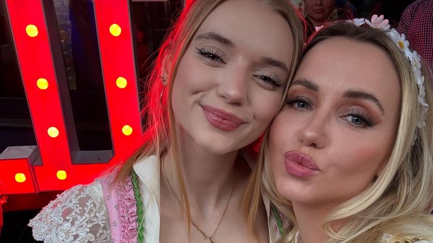 Cathy Lugner und Tochter Leonie tanzen im Dirndl in den Mai