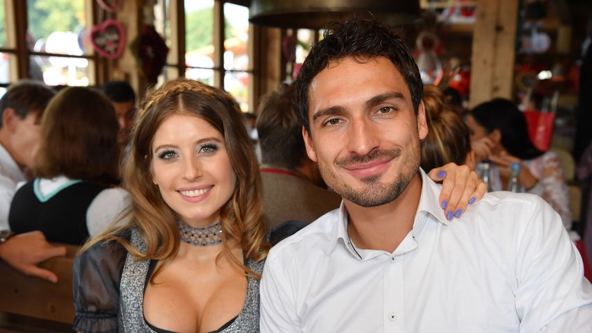 Cathy Hummels fischt Mats' Hochzeitsanzug aus dem Müll!