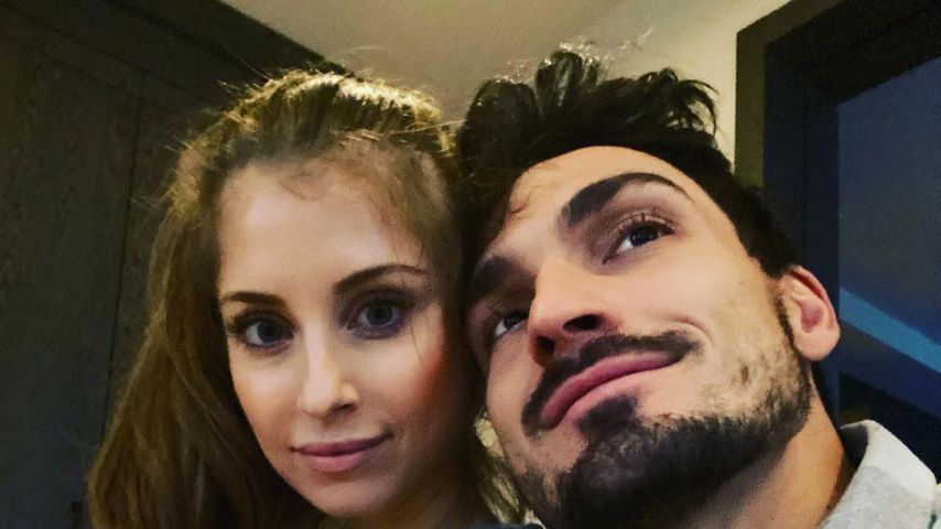 "Zusammenhalten": Hier kuschelt Cathy Hummels mit ihrem Mats