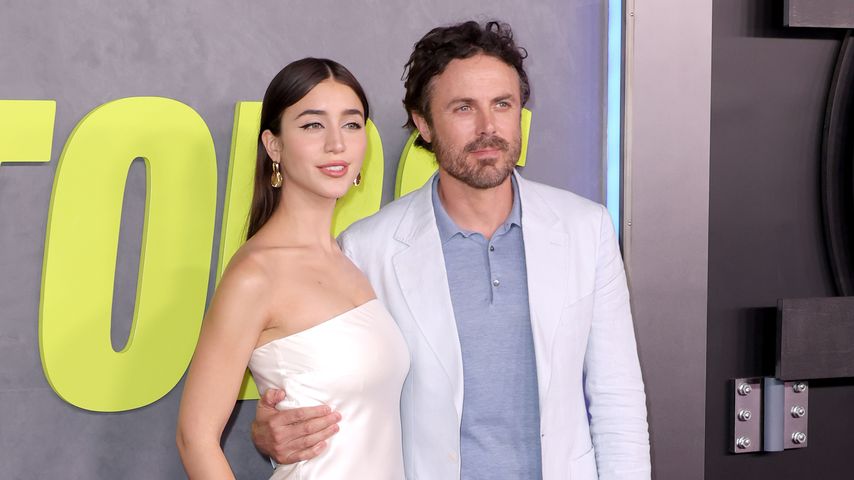 So schön strahlen Caylee Cowan und Casey Affleck auf Event!