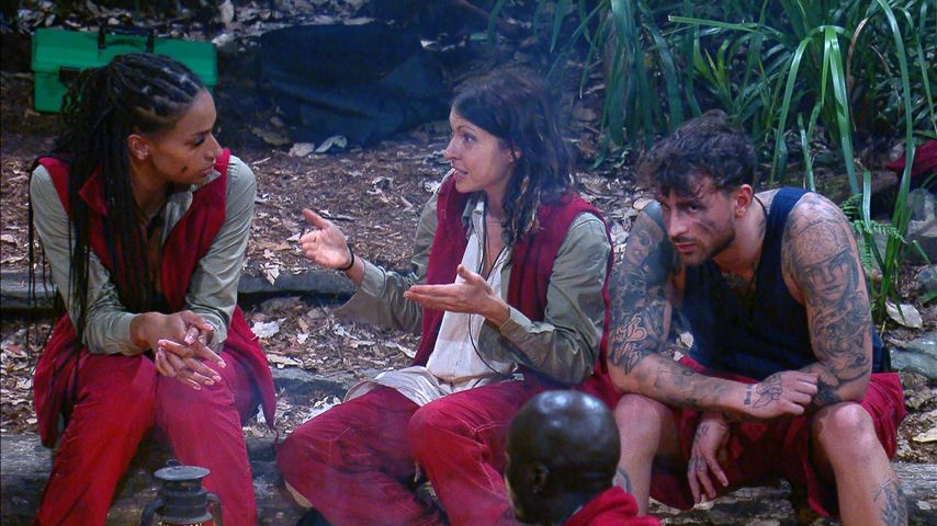 Cecilia Asoro, Jana Pallaske und Luigi Birofio am Lagerfeuer