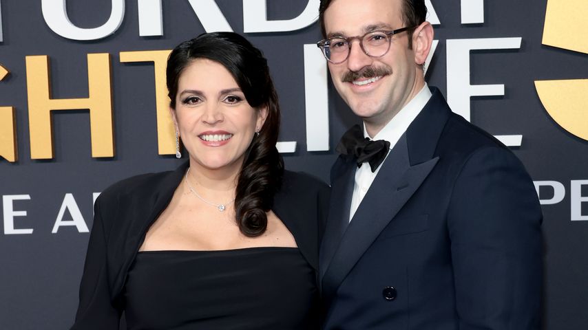 Cecily Strong mit ihrer Begleitung beim "SNL50: The Anniversary Special", Februar 2025