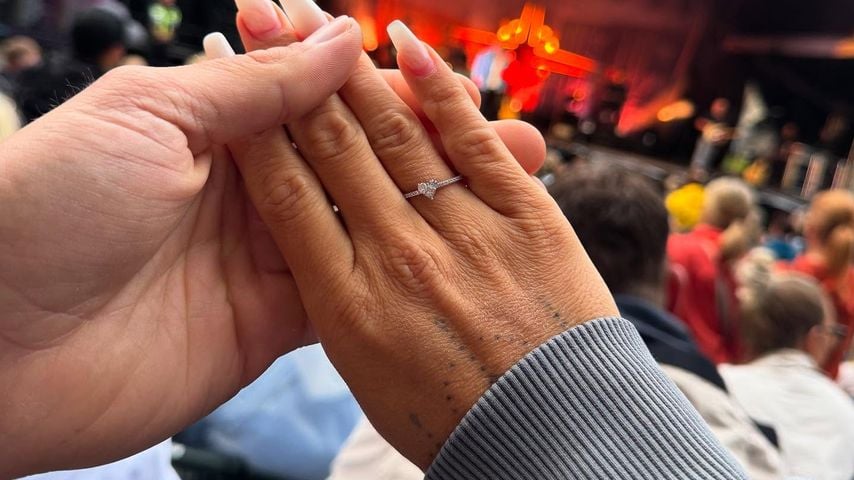 Eliza Klenner zeigt ihren Verlobungsring