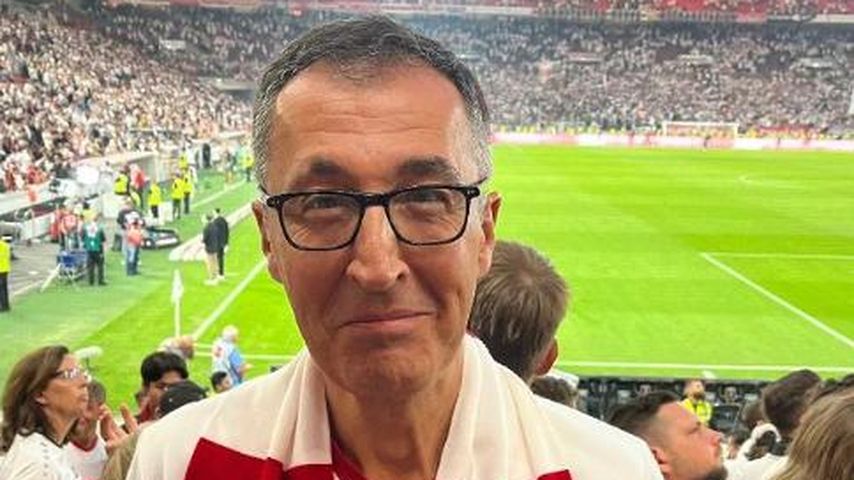 Cem Özdemir schaut Bundesligaspiel mit seiner neuen Freundin