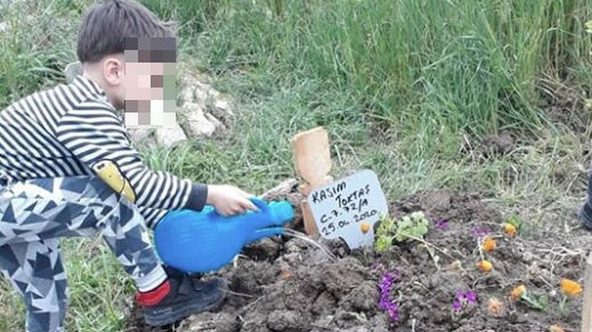 Cevher Toktaş' Sohn besucht das Grab seines Bruders