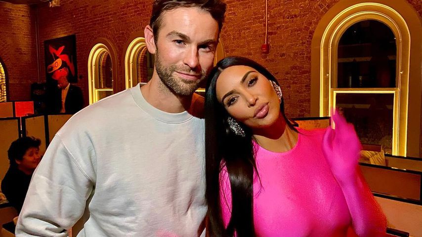 Chace Crawford und Kim Kardashian am Set von SNL im Oktober 2021