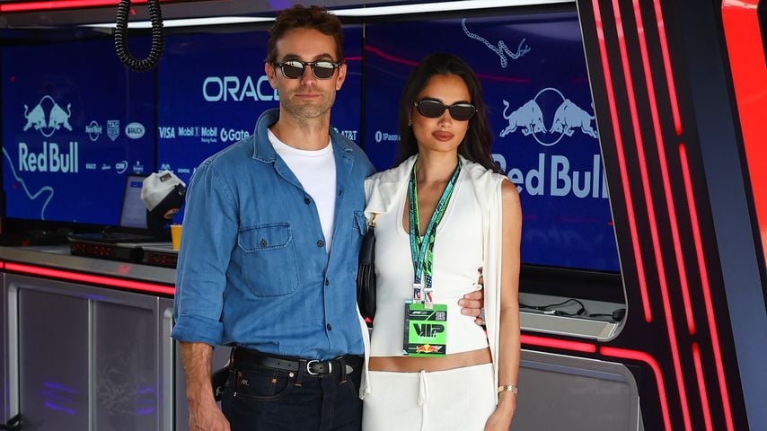 Chace Crawford und Kelsey Merritt in der Oracle-Red-Bull-Racing-Garage vor dem Großen Preis der USA in Austin