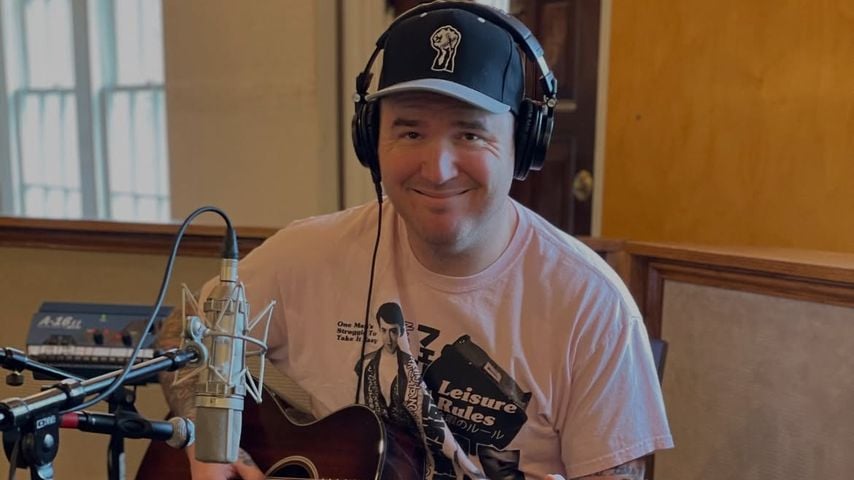 Chad Gilbert spielt Gitarre