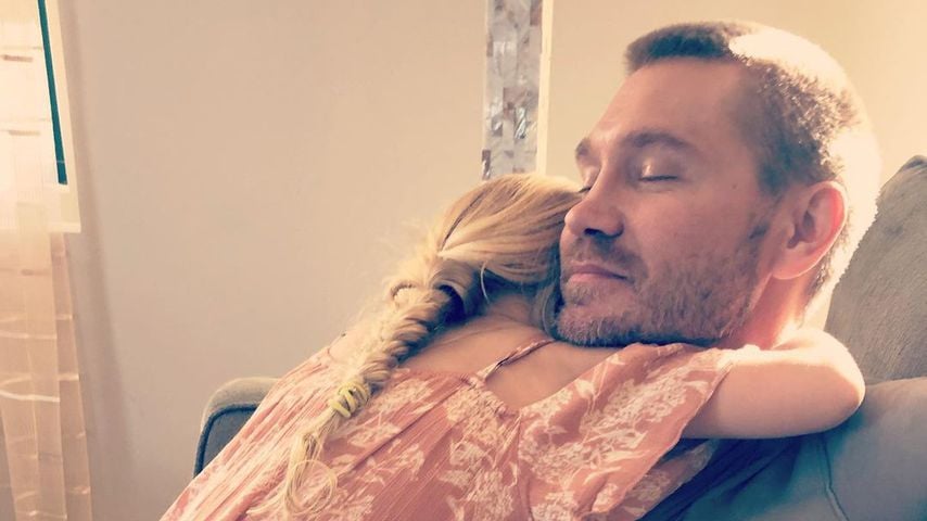 Süßes Kuschelbild von Chad Michael Murray und seiner Tochter