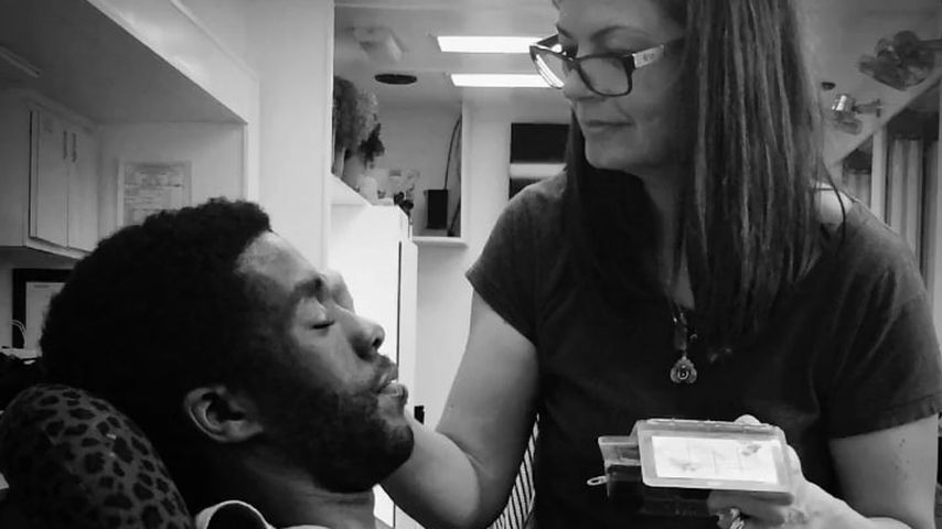 Chadwick Boseman und Make-up-Artist Siân Richards