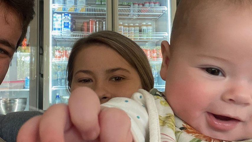 Chandler Powell, Bindi Irwin und ihre Tochter Grace Warrior im August 2021