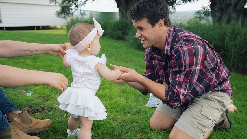 Chandler Powell stolz: Tochter Grace macht erste Schritte