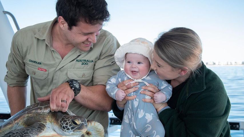 Chandler Powell und Bindi Irwin mit ihrer Tochter Grace
