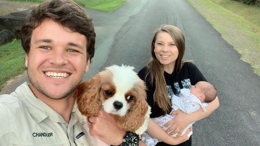 Chandler Powell und Bindi Irwin mit ihrer Tochter und ihrem Hund