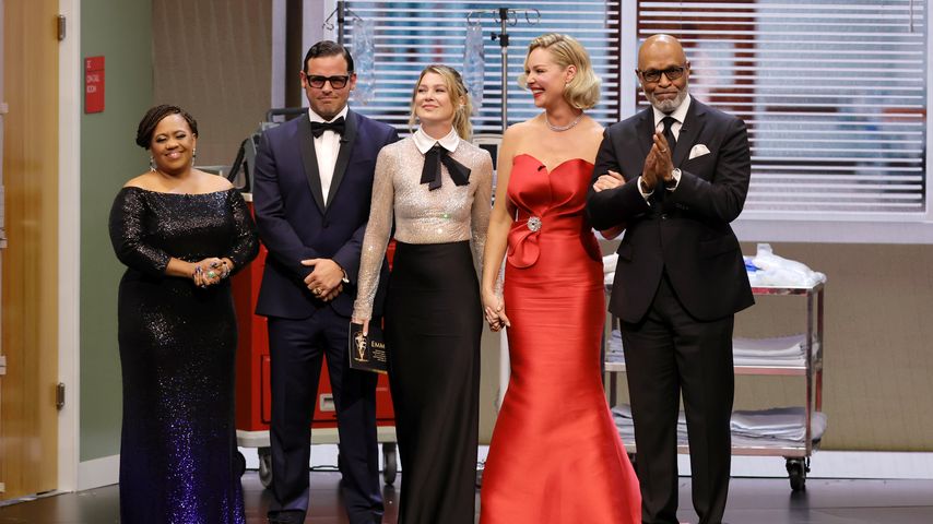 Chandra Wilson, Justin Chambers, Ellen Pompeo, Katherine Heigl und James Pickens bei den Emmys 2024