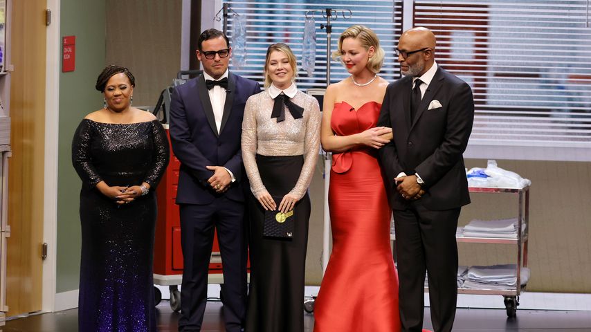 Chandra Wilson, Justin Chambers, Ellen Pompeo, Katherine Heigl und James Pickens bei den Emmys 2024