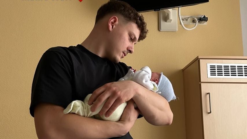 Chanel Silberbergs Partner Tom mit dem Neugeborenen, März 2026