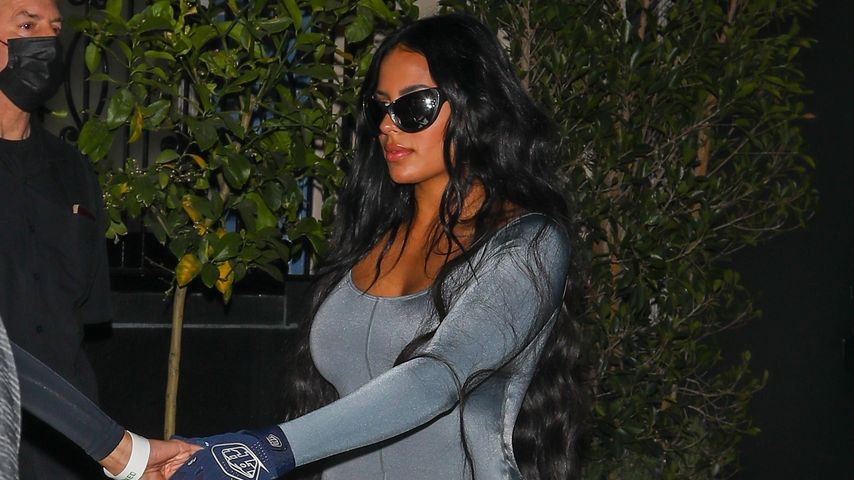 Chaney Jones beim Verlassen einer Vorstellung von Kanye Wests Doku "Jeen-Yuhs", Februar 2022