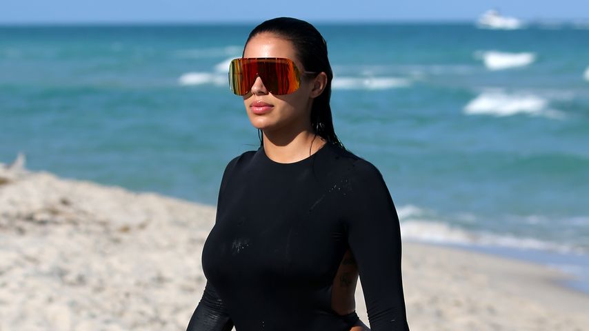 Chaney Jones am Strand in Miami, Februar 2022