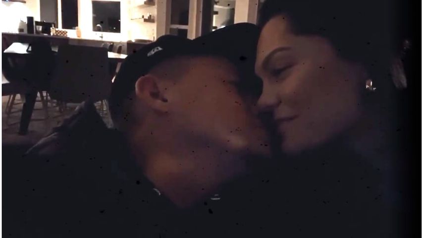 Intime Clips: Hier turteln Channing und Jessie auf der Couch