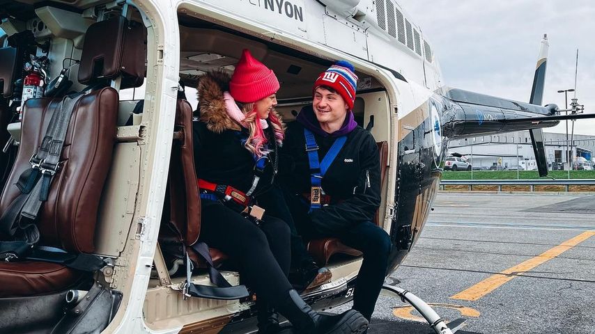 Chany Dakota und Felix von der Laden in einem Helikopter