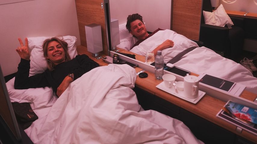 Chany Dakota und Felix von der Laden im Flugzeug
