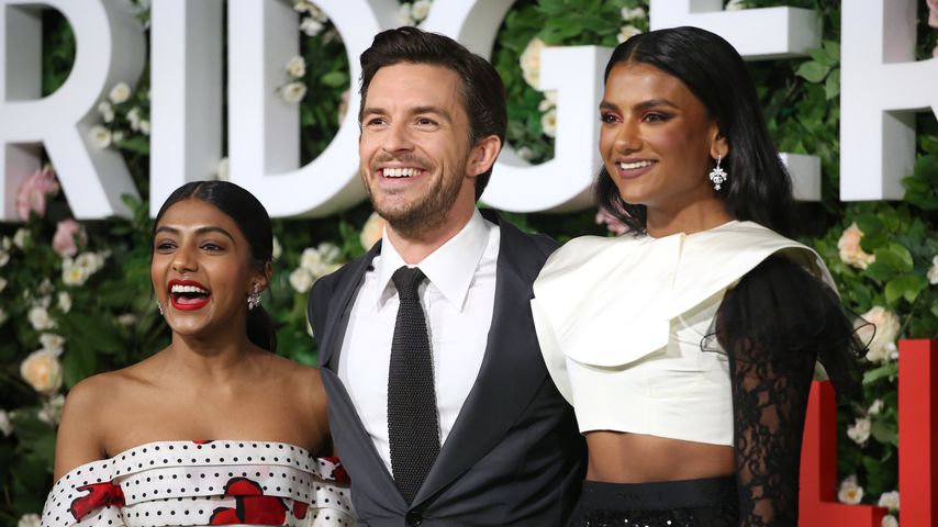 Charithra Chandran, Jonathan Bailey und Simone Ashley, 2022 in London, England