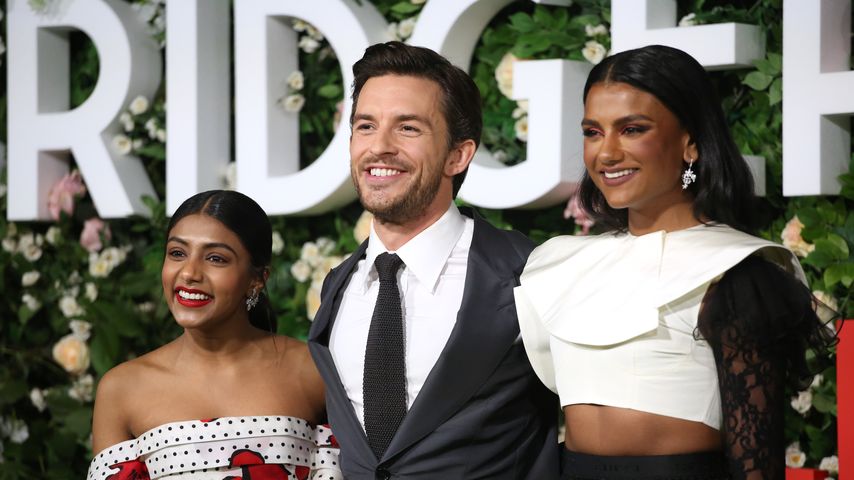 Charithra Chandran, Jonathan Bailey und Simone Ashley, "Bridgerton"-Darsteller