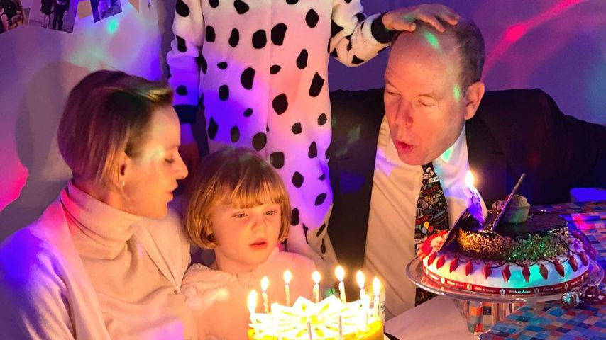 Im Flausch-Overall: Die Monaco-Twins feiern 6. Geburtstag