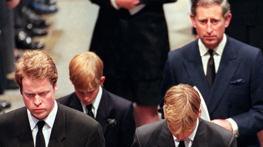 Charles Earl Spencer, Prinz Harry, Prinz William und Prinz Charles während Dianas Beerdigung