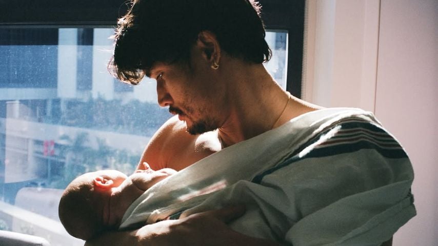 Charles Melton mit seinem ersten Baby, März 2026