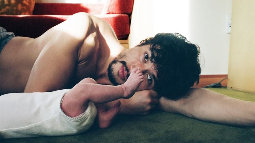 Charles Melton mit seinem Baby, März 2026