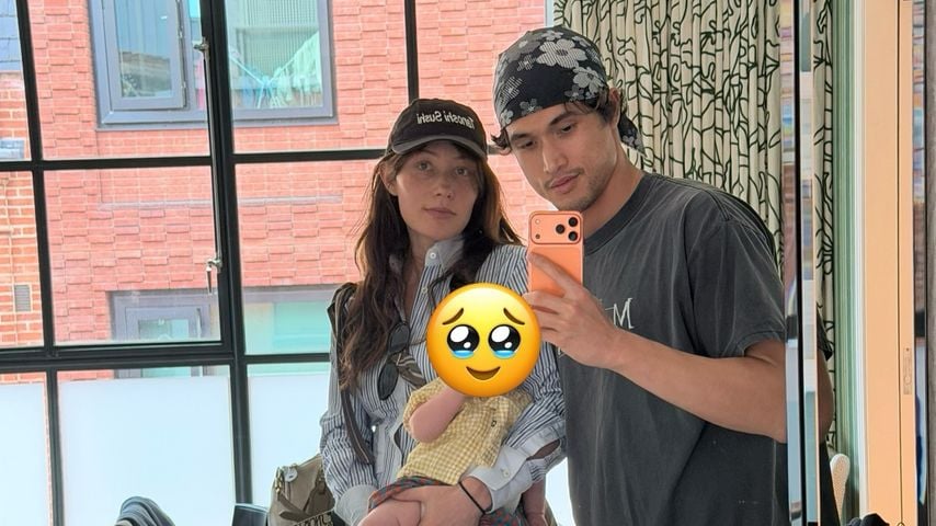 Charles Melton mit Freundin Camille Summers-Valli und ihrem Baby, Juli 2026