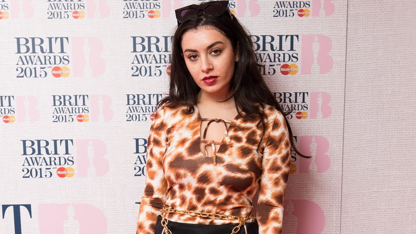 Charli XCX knutscht heftig mit einem Unbekanntem