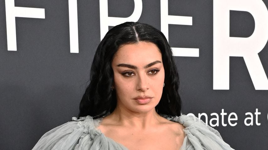 Erste Bilder von Charli XCX beim Filmdreh sind aufgetaucht