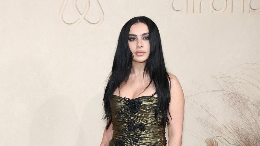 Charli XCX besucht die erste Gala von Airbnb.org in den Milk Studios in Los Angeles