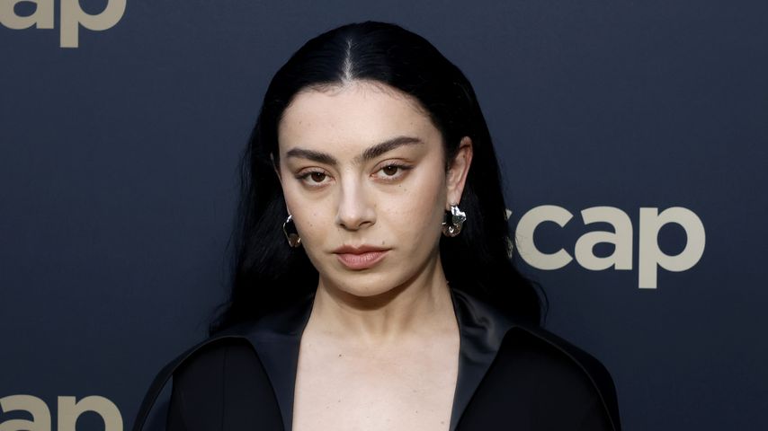Wegen Karriere: Charli XCX besuchte Vater trotz Krebs nicht
