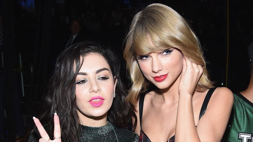 Charli XCX und Taylor Swift, Dezember 2014